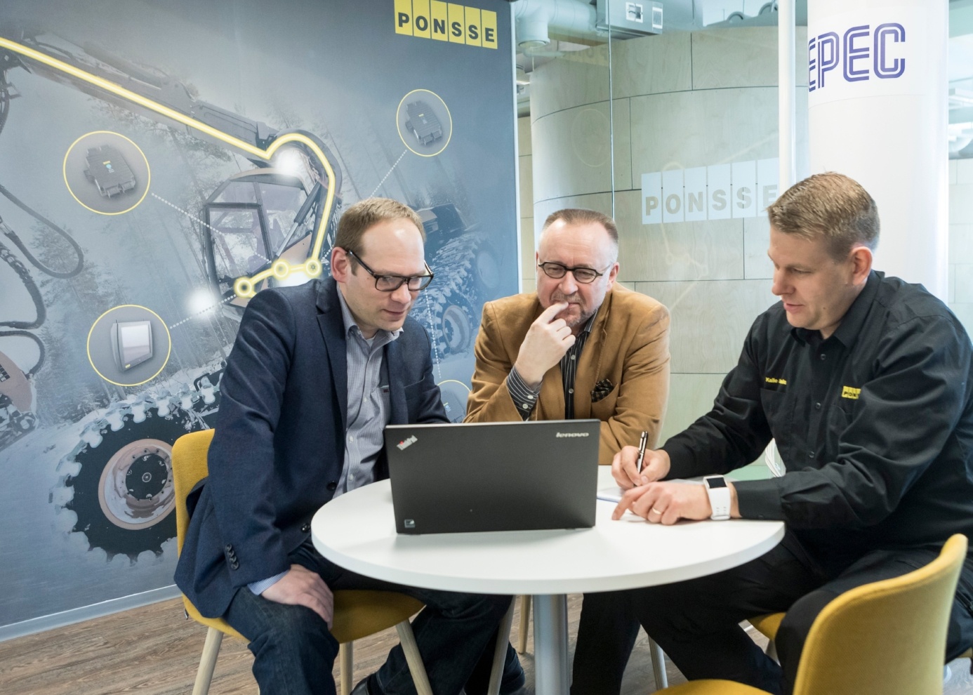 Ponssen patentti-insinööri Teppo Fält, Kolsterin patenttiasiamies Håkan Niemi ja Ponssen tuotekehityspäällikkö Kalle Einola